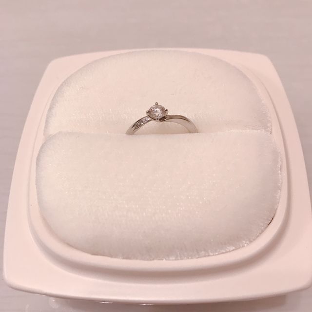 【俄(にわか)の口コミ】 シンプルなデザインなのでよいと思いました。
中央のダイヤモンドも大きす…