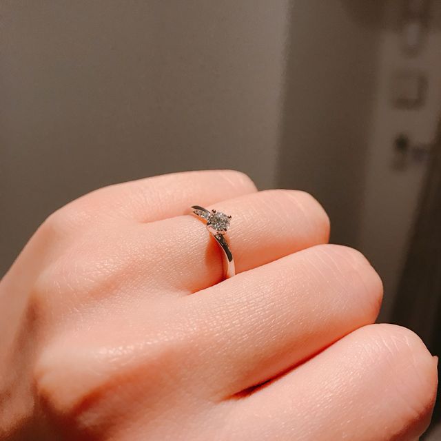 【俄(にわか)の口コミ】 シンプルなデザインなのでよいと思いました。
中央のダイヤモンドも大きす…