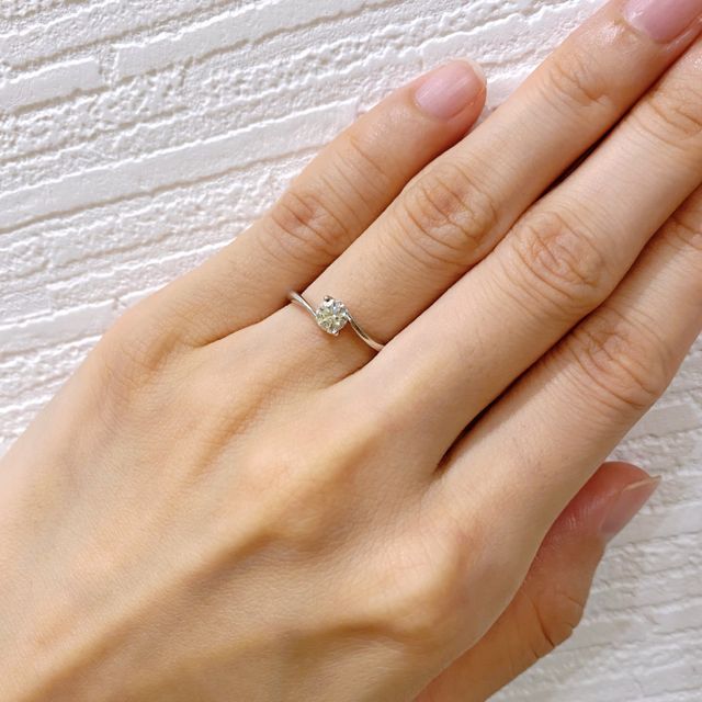 【ジュエリーツツミ(JEWELRY TSUTSUMI)の口コミ】 せっかくなら指が長く綺麗に見えるように、真っ直ぐではなく曲線をえがい…