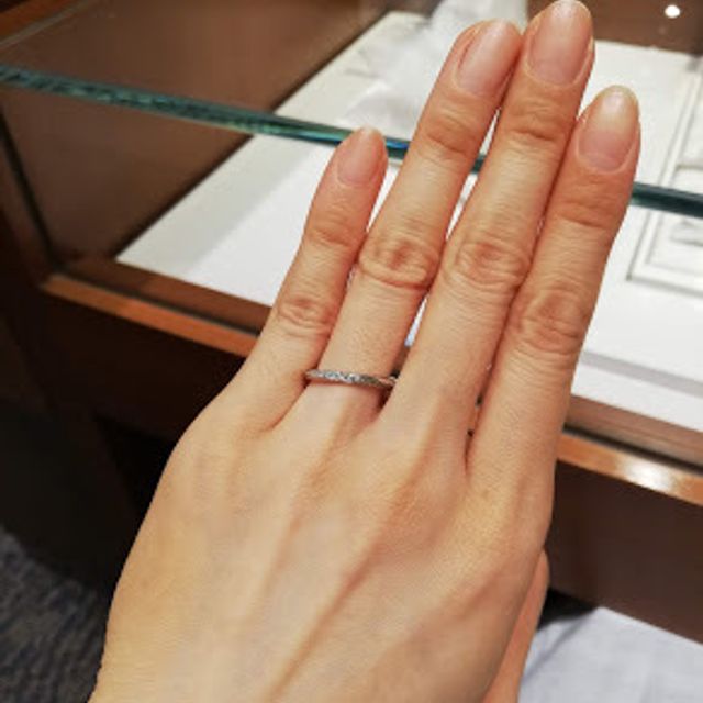 【銀座ダイヤモンドシライシの口コミ】 左上から右下へ、斜めにダイヤが並んでいるデザインで、「ブーケ」という…