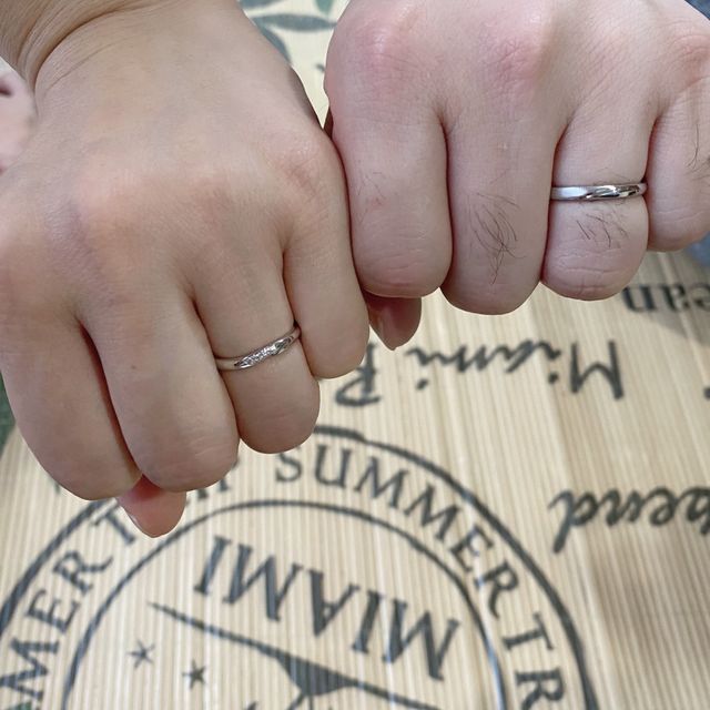 【銀座ダイヤモンドシライシの口コミ】 たくさんのデザインがあり、男性用女性用共に個性があり指輪全体が丸みが…