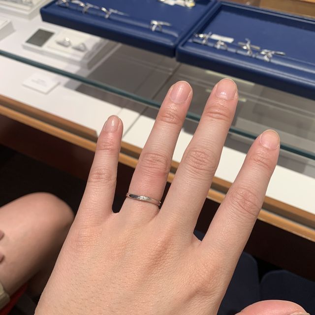 【銀座ダイヤモンドシライシの口コミ】 シンプルなデザインの中にも、小さなダイヤモンドの輝きが素敵です。また…
