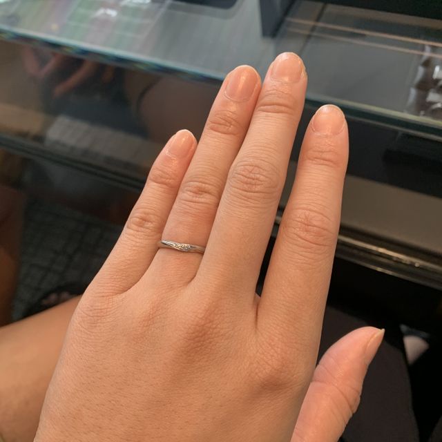 【エクセルコダイヤモンド(EXELCO DIAMOND)の口コミ】 シンプルな中にも、中心のダイヤモンドの輝きがとても素敵でした。婚約指…