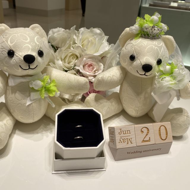 【4℃ BRIDAL(ヨンドシーブライダル)の口コミ】 デザインがとても好みでした。指輪のタイプがストレートタイプとウェーブ…