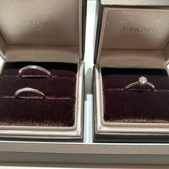 【アイプリモ(I-PRIMO)の口コミ】 婚約指輪はサイドのメレダイヤのきらめきが素敵で選びました。結婚指輪は…