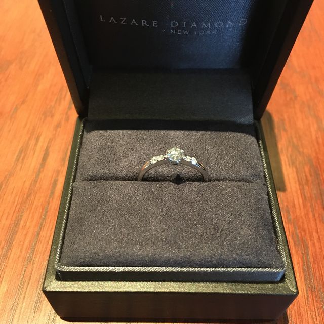 【ラザール ダイヤモンド(LAZARE DIAMOND)の口コミ】 デザインはシンプルですが流石ラザールで輝きが素晴らしいのでそのバラン…