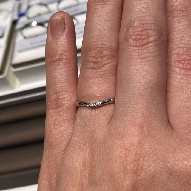 【アイプリモ(I-PRIMO)の口コミ】 手が小さく、指も短い為好んで普段から細身のリングをしていた為、結婚指…
