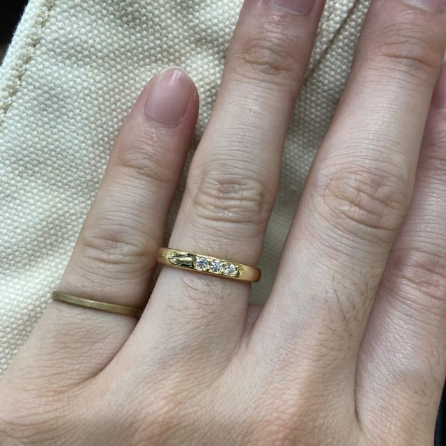 【ラザール ダイヤモンド(LAZARE DIAMOND)の口コミ】 ゴールド、デザインがシンプルすぎて将来的に飽きないかどうか。
私は男性…