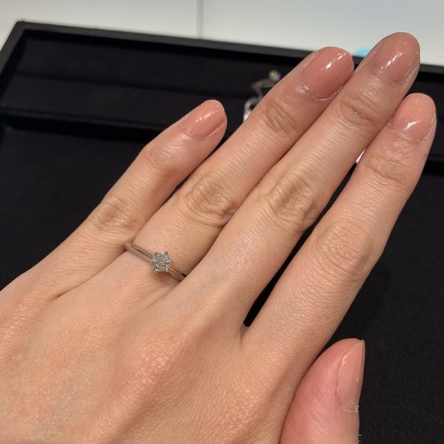 【ティファニー(Tiffany & Co.)の口コミ】 王道のティファニーセッティングに憧れがありました。
シンプルながら、付…