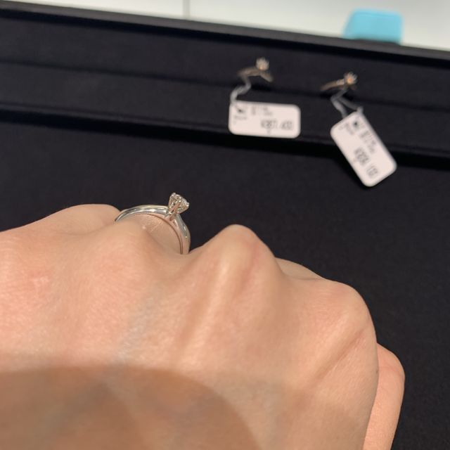 【ティファニー(Tiffany & Co.)の口コミ】 王道のティファニーセッティングに憧れがありました。
シンプルながら、付…