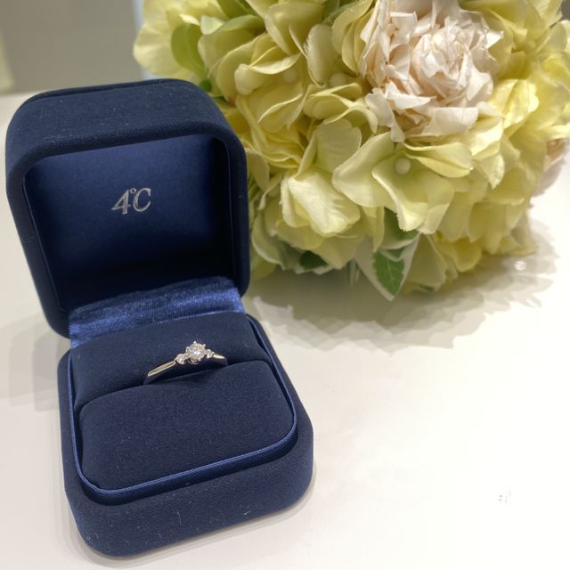 【4℃ BRIDAL(ヨンドシーブライダル)の口コミ】 プロポーズの時に彼から貰いました。
ダイヤの輝きがとても綺麗で気に入っ…