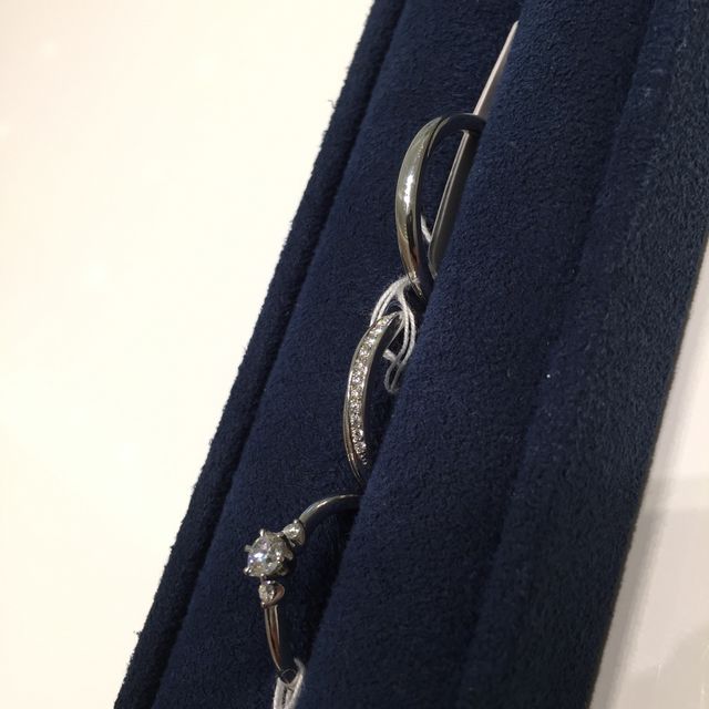 【4℃ BRIDAL(ヨンドシーブライダル)の口コミ】 指輪のデザインがとても気に入りました。ダイヤの大きさもとてもよく大変…