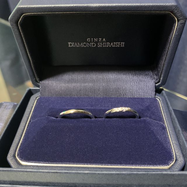 【銀座ダイヤモンドシライシの口コミ】 プロポーズの婚約指輪ときれいに重なるデザインとゆうこともあり、迷わず…