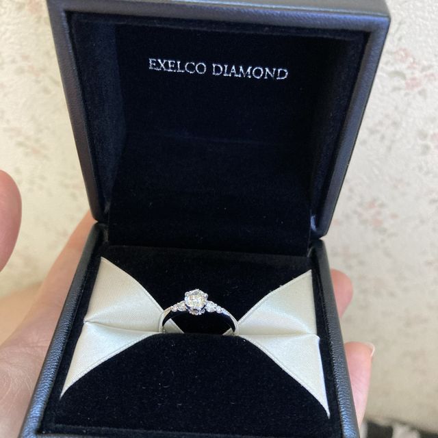 【エクセルコダイヤモンド(EXELCO DIAMOND)の口コミ】 ダイヤモンドの4Cが最高ランクなのが決め手でした。失礼な話、万が一指輪…