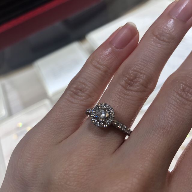 【カルティエ(Cartier)の口コミ】 中心のダイヤモンドの周りを小さいダイヤモンドが取り囲むデザインで、か…