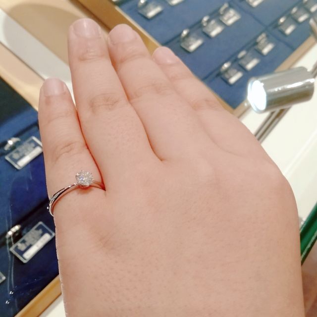 【ROYAL ASSCHER(ロイヤル・アッシャー)の口コミ】 常に歴史を刻み続けている、ロイヤルアッシャーの婚約指輪です。女性なら…