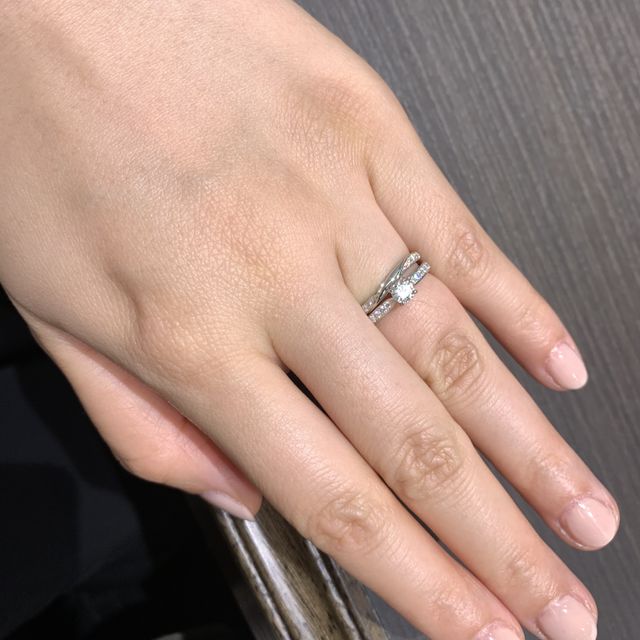 【ラザール ダイヤモンド(LAZARE DIAMOND)の口コミ】 婚約指輪は他店でも、好みのものはありましたが、結婚指輪との重ねづけが…
