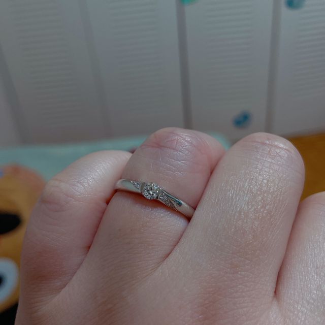 【アイプリモ(I-PRIMO)の口コミ】 いろんな婚約指輪を検討しました。いろんなデザインも見ました。こちらの…