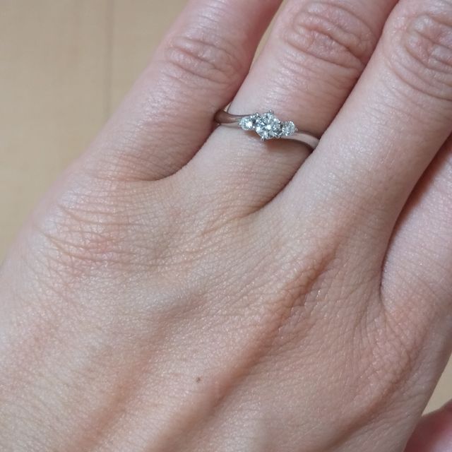 【銀座ダイヤモンドシライシの口コミ】 全体的に手が小さいため、大きな石は似合わなかったため、指輪探しが難航…