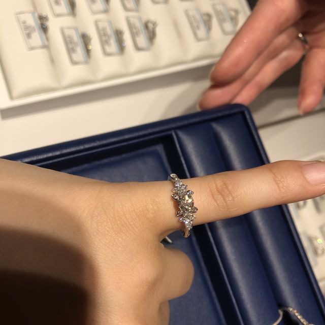 【銀座ダイヤモンドシライシの口コミ】 花のデザインの指輪です。
ザ婚約指輪という感じが少なく、普段使いできま…