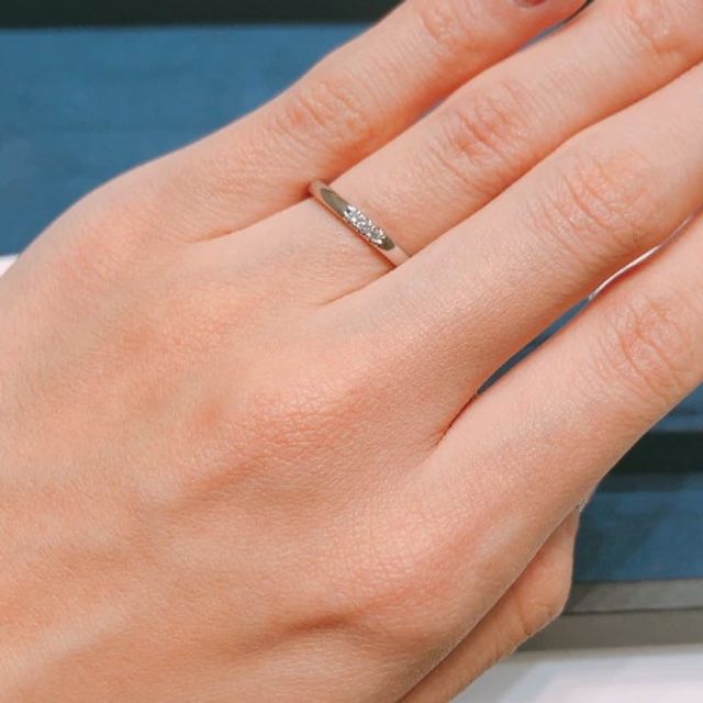 【4℃ BRIDAL(ヨンドシーブライダル)の口コミ】 ダイヤモンドが３つ付いており、上品な輝きで素敵です。内側に特殊な加工…