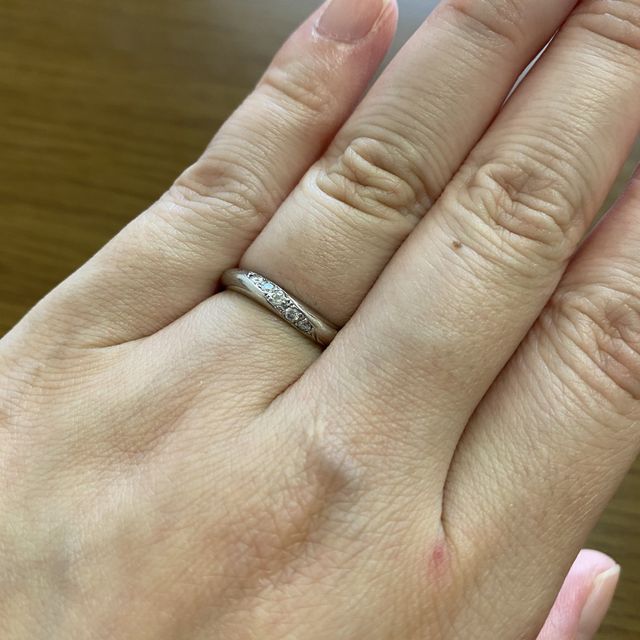 【ラザール ダイヤモンド(LAZARE DIAMOND)の口コミ】 指輪のデザインは華奢でなく、ごつくなくなおかつ、真っ直ぐなデザインよ…