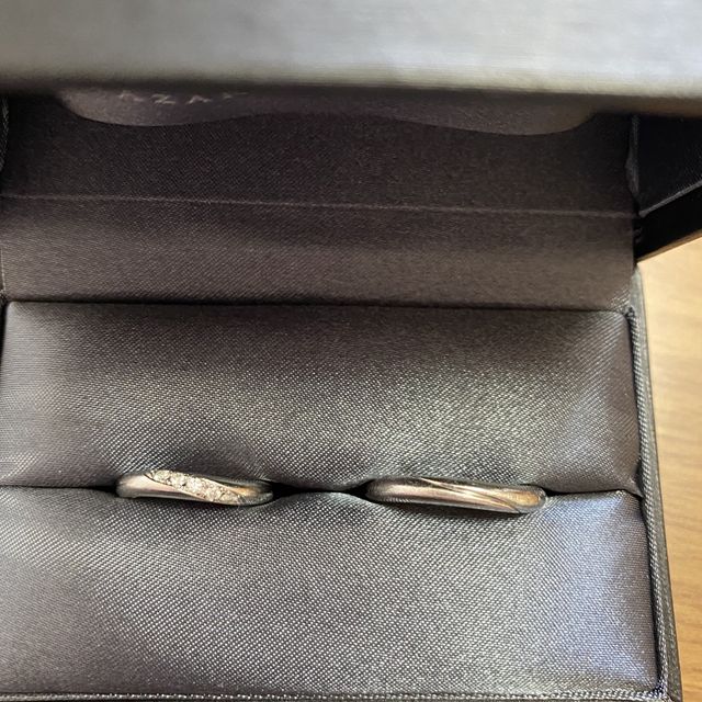 【ラザール ダイヤモンド(LAZARE DIAMOND)の口コミ】 指輪のデザインは華奢でなく、ごつくなくなおかつ、真っ直ぐなデザインよ…