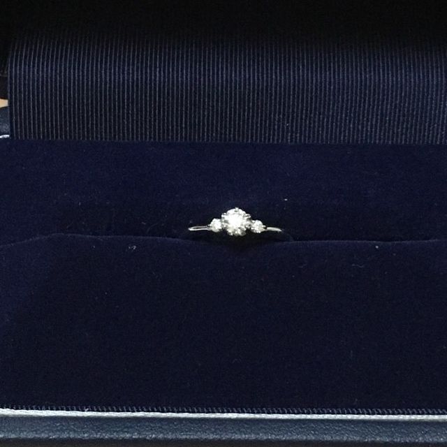 【銀座ダイヤモンドシライシの口コミ】 婚約指輪はメレダイヤが付いているデザインを選びました。
付けたときに綺…