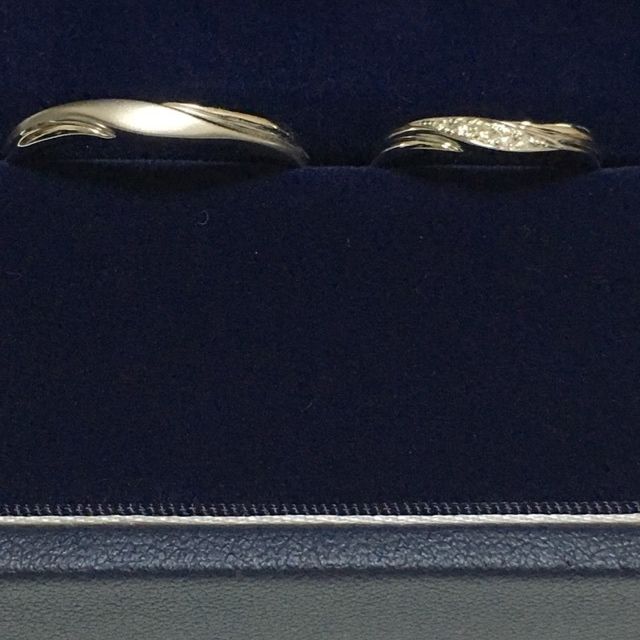 【銀座ダイヤモンドシライシの口コミ】 婚約指輪はメレダイヤが付いているデザインを選びました。
付けたときに綺…