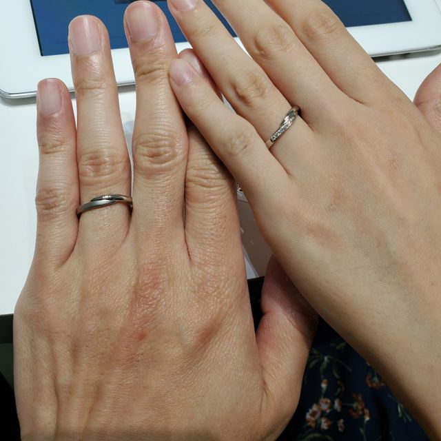 【4℃ BRIDAL(ヨンドシーブライダル)の口コミ】 指輪のデザインに個性があり、他とは違う感じがし、いいなと思いました。…