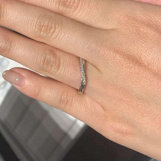 【銀座ダイヤモンドシライシの口コミ】 埋め込まれたメレダイヤが流れるように配置されており個性的な輝きになっ…