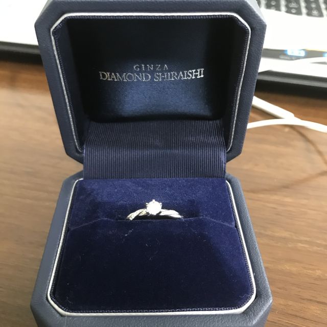 【銀座ダイヤモンドシライシの口コミ】 結婚指輪に重ね付けした時との相性が良かった点です。

普段使いする結婚…