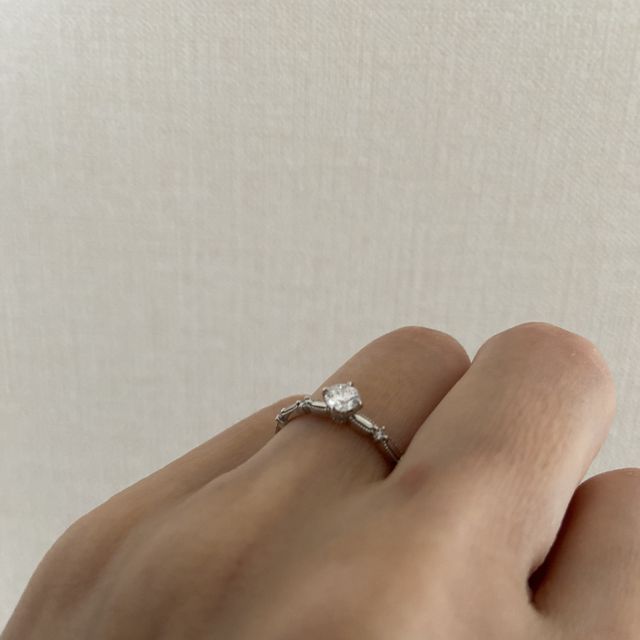 【N.Y.NIWAKA(ニューヨークニワカ)の口コミ】 細工が華奢だったので気に入りました。
試着したところ、自分の手にしっく…