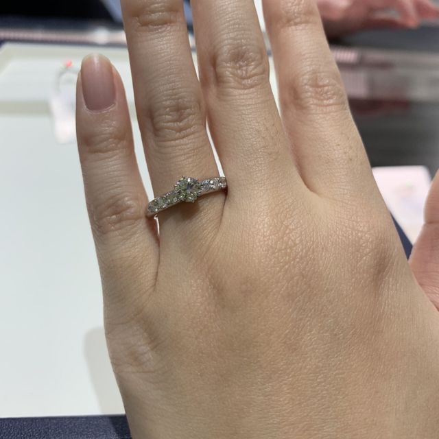 【MIKIMOTO(ミキモト)の口コミ】 丸みを帯びたデザインで、サイドに3石ずつメレダイヤが付いています。他の…