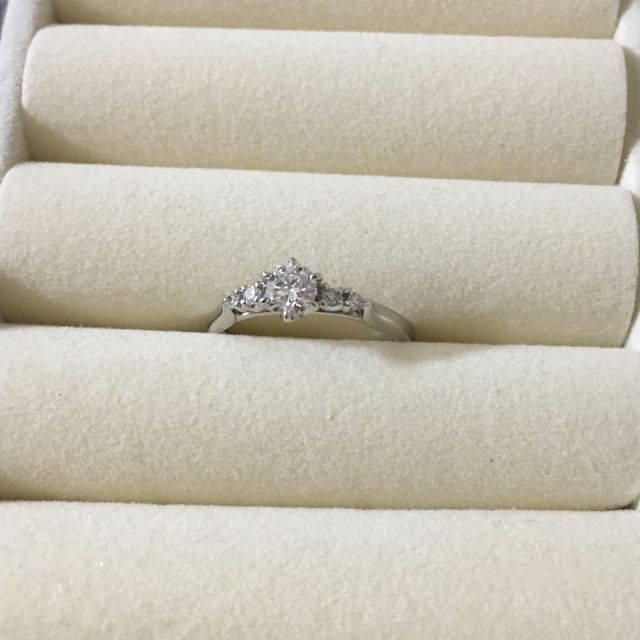 【銀座ダイヤモンドシライシの口コミ】 結婚指輪との相性で決めました。
シンプルかつサイドにもふたつダイヤがあ…