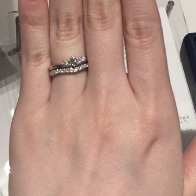 【銀座ダイヤモンドシライシの口コミ】 ダイヤモンドがたくさんでかわいいです。
ダイヤがたくさんある割に他のお…