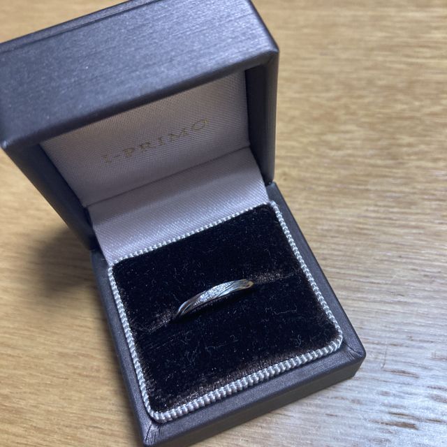 【アイプリモ(I-PRIMO)の口コミ】 婚約指輪が左右対称で直線的なイメージだったので、曲線のデザインが入っ…