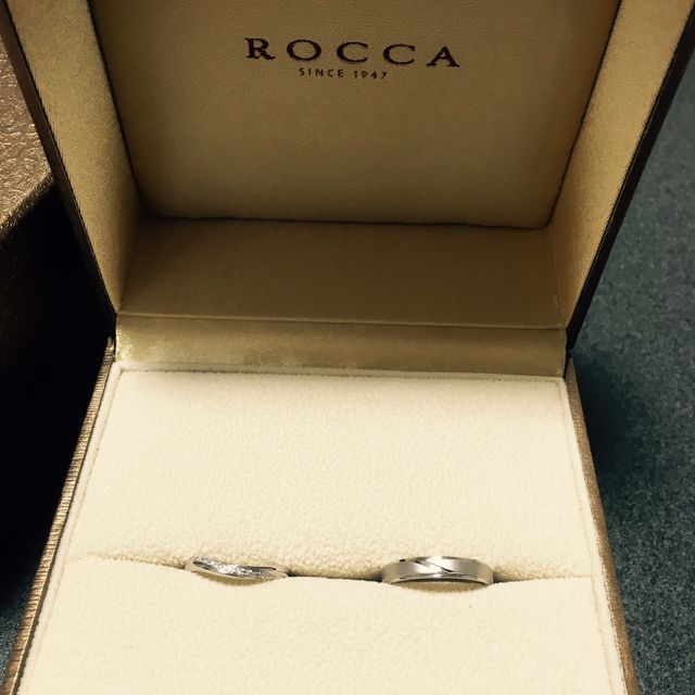 【ROCCA(ロッカ)の口コミ】 指輪を選ぶ際、私は細身のデザインを主人は太めのデザインを希望していま…