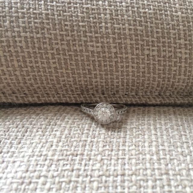 【4℃ BRIDAL(ヨンドシーブライダル)の口コミ】 【デザイン】
今後ラグジュアリー感のあるリングを買う機会などないだろう…