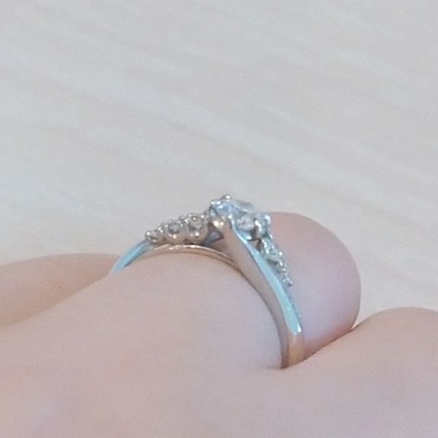 【エクセルコダイヤモンド(EXELCO DIAMOND)の口コミ】 デザインに込められた意味に惹かれました。指輪には中央のを含めて、バラ…