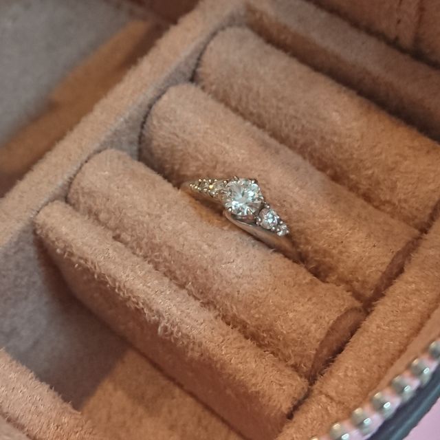 【エクセルコダイヤモンド(EXELCO DIAMOND)の口コミ】 デザインに込められた意味に惹かれました。指輪には中央のを含めて、バラ…