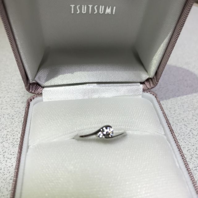 【ジュエリーツツミ(JEWELRY TSUTSUMI)の口コミ】 ダイヤが埋め込み型が良く、つけている時にあまり目立たないようなデザイ…
