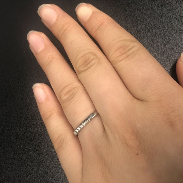 【ROYAL ASSCHER(ロイヤル・アッシャー)の口コミ】 手元をさりげなく華やかにしてくれて、指のラインを綺麗にみせてくれる結…