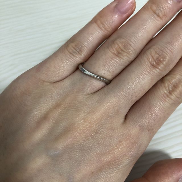 【Foulason(フレゾン)の口コミ】 結婚指輪ということで、この先何年もつけるので飽きのこないシンプルなも…