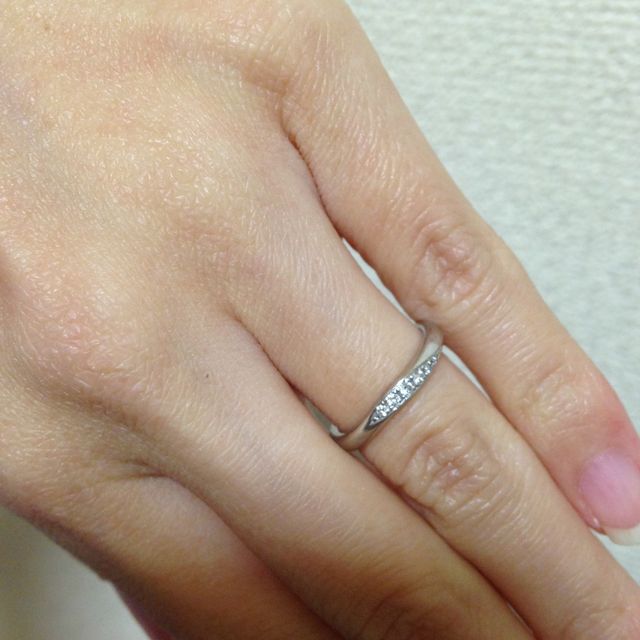 【4℃ BRIDAL(ヨンドシーブライダル)の口コミ】 手が小さく、指輪のサイズも４号とかなり小さめなので細身でスッキリとし…