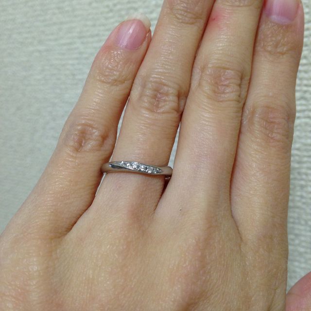 【4℃ BRIDAL(ヨンドシーブライダル)の口コミ】 手が小さく、指輪のサイズも４号とかなり小さめなので細身でスッキリとし…