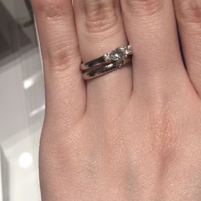 【銀座ダイヤモンドシライシの口コミ】 0.3カラットくらいですが輝きがとてもすごくて、より大きく見えます。サイ…