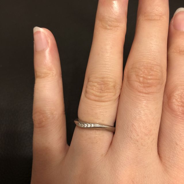 【et toi(エトワ)の口コミ】 何十種類もの指輪を付けて比較して決めました。
形がお気に入りで、指が長…