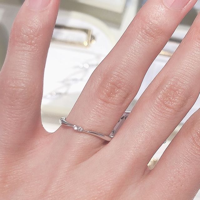 【BIJOUPIKO(ビジュピコ)の口コミ】 結婚指輪の中でもかなり細いラインの指輪じゃないかと思います。とても指…