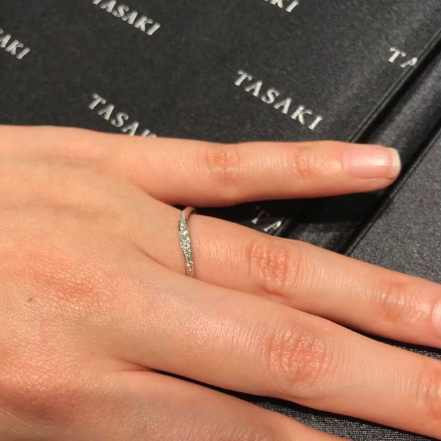 【TASAKI(タサキ)の口コミ】 素材は両方ともプラチナです。
シンプルな指輪も見せていただきましたが、…